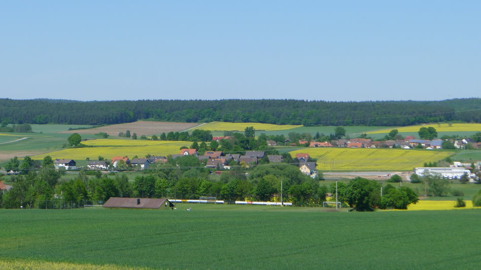 Sportplatz mit Elsendorf im Hintergrund